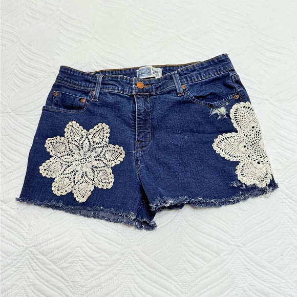 Signature by Levi Strauss Pants - Levi Signature Women’s Blue Distressed Stretch Lace Shorts. Size 8